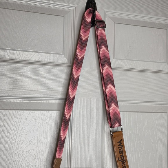 NWOT Wrangler Southwestern Pink Navajo Print Crossbody Purse Wallet Compartmen - Picture 3 of 9